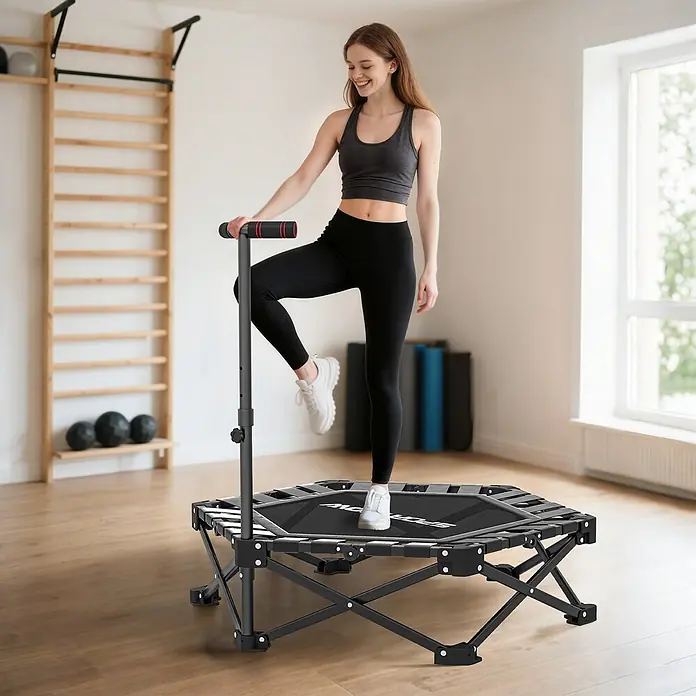 Sportnow Rebounder - Stahl, Schwarz - Schwarzes Fitnesstrampolin mit verstellbarem Griff, von einer Frau zum Training in einem Raum verwendet.