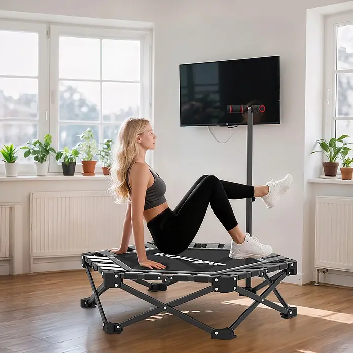 Sportnow Rebounder - Stahl, Schwarz - Schwarzes Mini-Trampolin mit höhenverstellbarem Griff, von einer Frau für Indoor-Übungen genutzt.