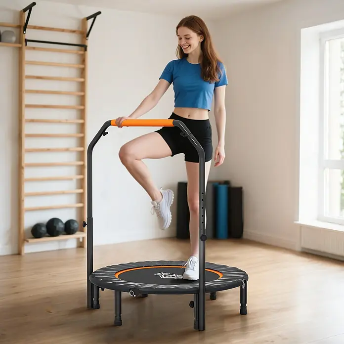 Homcom Rebounder - Stahl, Schwarz - Frau trainiert auf einem schwarzen Mini-Trampolin mit orangefarbenem, verstellbarem Haltegriff in einem hellen Raum.