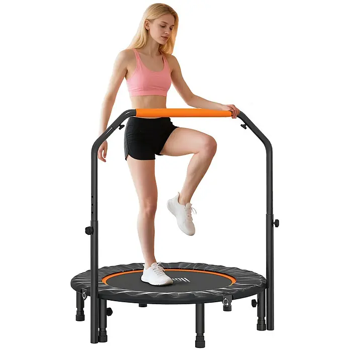 Homcom Rebounder - Stahl, Schwarz - Frau trainiert auf schwarzem Rebounder mit orangefarbenem, verstellbarem Haltegriff.