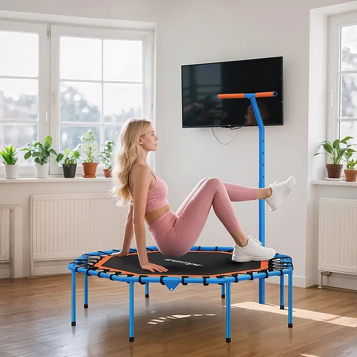 Sportnow Rebounder - Stahl, Blau, Schwarz - Frau trainiert auf einem blauen und orangefarbenen Minitrampolin mit verstellbarem Griff in einem Wohnzimmer.