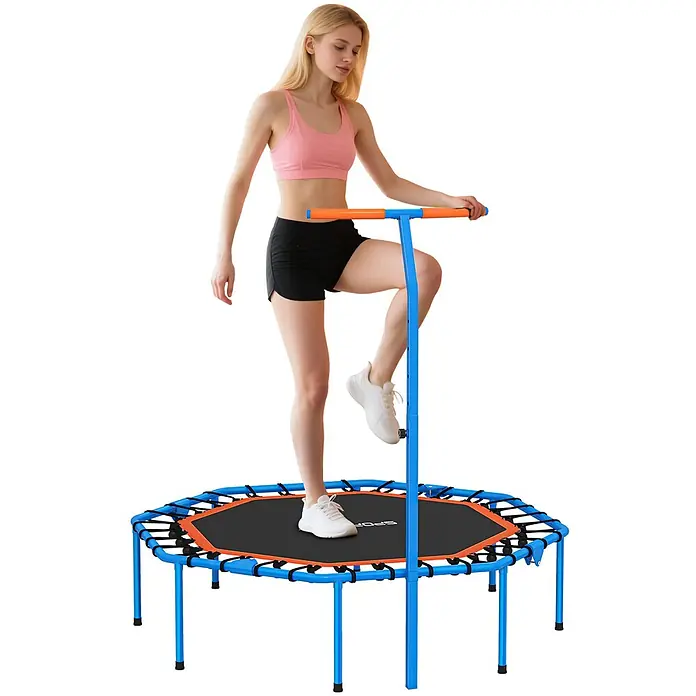 Sportnow Rebounder - Stahl, Blau, Schwarz - Frau trainiert auf blau-orangem Minitrampolin mit Haltegriff, trägt pinken Sport-BH und schwarze Shorts.