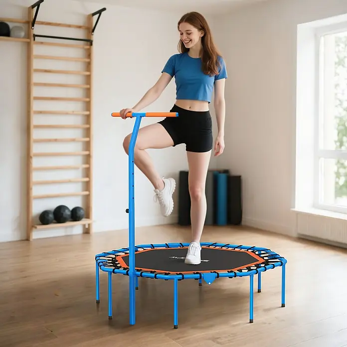 Sportnow Rebounder - Stahl, Blau, Schwarz - Lächelnde Frau benutzt blau-oranges Minitrampolin mit Haltegriff für Sport in Innenräumen.