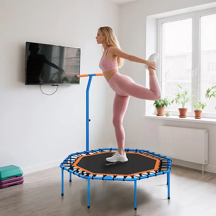 Sportnow Rebounder - Stahl, Blau, Schwarz - Frau trainiert auf einem blauen Minitrampolin mit schwarzem Sprungtuch und orangefarbenem Rand. Es hat einen verstellbaren blau-orangen Griff für Stabilität beim Training.