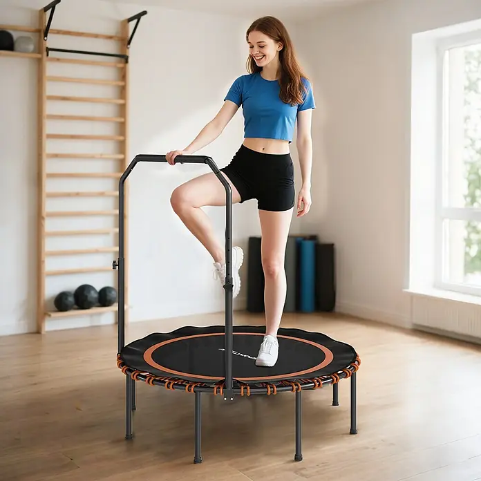 Sportnow Rebounder - Stahl, Schwarz, Orange - Frau trainiert auf einem schwarzen und orangefarbenen Minitrampolin mit verstellbarem Haltegriff.