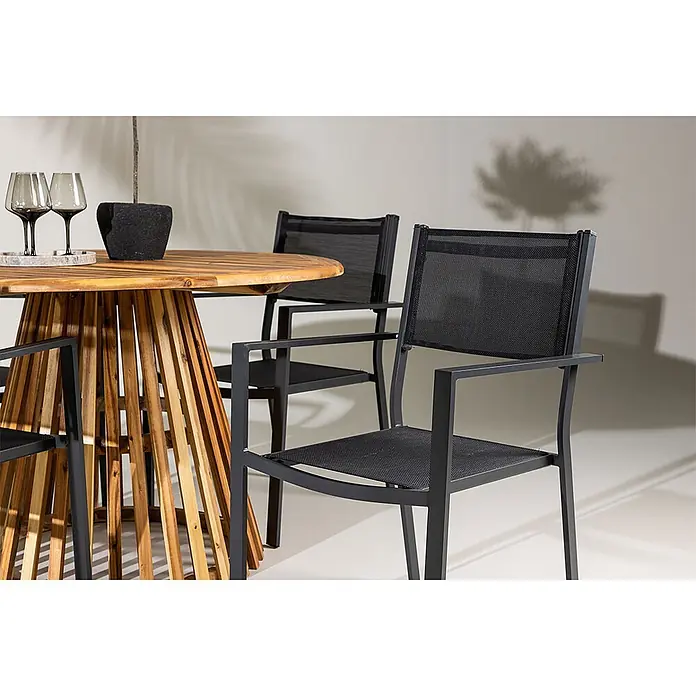 Ebuy24 Gartentisch-Set Lumpur - Gesamtumfang: 5 -tlg., L x B x H: 120 x 120 x 75 cm, Ø x H: 120 x 75 cm, Akazie Aluminium Textil, Stapelbar - Esstisch aus Holz mit Lattenfuß, kombiniert mit schwarzen Netz-Armlehnstühlen, für den Außenbereich.