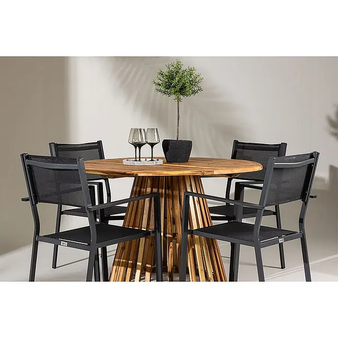 Ebuy24 Gartentisch-Set Lumpur - Gesamtumfang: 5 -tlg., L x B x H: 120 x 120 x 75 cm, Ø x H: 120 x 75 cm, Akazie Aluminium Textil, Stapelbar - Garten-Essgruppe: runder Holztisch mit Lamellenfuß und vier dunkelgraue Stühle mit schwarzem Netz, für den Gebrauch angeordnet.