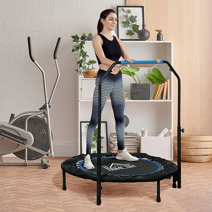 Homcom Rebounder - Stahl, Schwarz, Blau - Frau in Sportkleidung trainiert auf einem schwarz-blauen Minitrampolin mit verstellbarem schwarzem Haltegriff im Heim-Fitnessbereich.