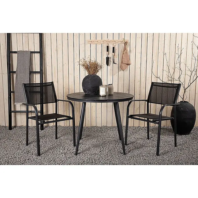 Ebuy24 Gartentisch-Set BreakSantorini - Gesamtumfang: 3 -tlg., L x B x H: 90 x 90 x 74 cm, Ø x H: 90 x 74 cm, AintwoodAluminium, Stapelbar - Schwarzmetall-Outdoor-Essgruppe mit rundem Lamellentisch und zwei Netzstühlen auf einem Kieshof.