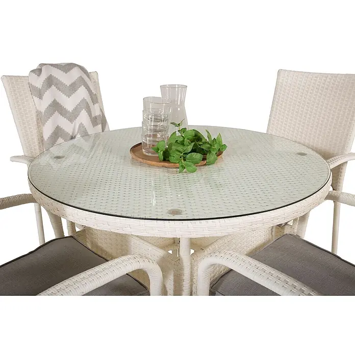 Ebuy24 Gartentisch-Set Volta - Gesamtumfang: 5 -tlg., L x B x H: 90 x 90 x 74 cm, Ø x H: 90 x 74 cm, Rattan, Stahl Aluminium, Glas, Klappbar - Weißes Korbmöbel-Essgruppe für den Außenbereich mit rundem Glastisch und Stühlen mit grauen Kissen.