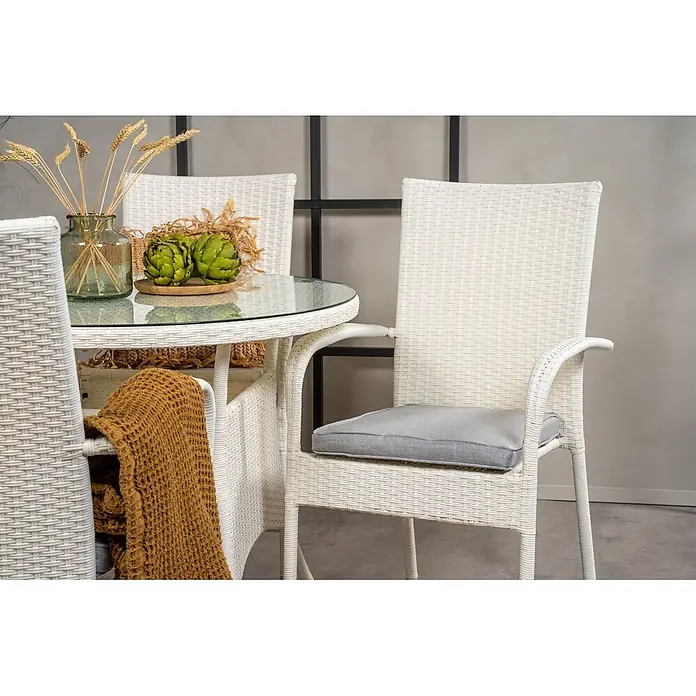 Ebuy24 Gartentisch-Set Volta - Gesamtumfang: 5 -tlg., L x B x H: 90 x 90 x 74 cm, Ø x H: 90 x 74 cm, Rattan, Stahl Aluminium, Glas, Klappbar - Weißes Korbspeiseset mit Glastischplatte und Stühlen mit grauen Sitzkissen.