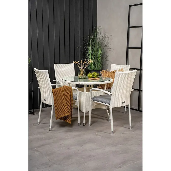 Ebuy24 Gartentisch-Set Volta - Gesamtumfang: 5 -tlg., L x B x H: 90 x 90 x 74 cm, Ø x H: 90 x 74 cm, Rattan, Stahl Aluminium, Glas, Klappbar - Weißes Korbsitzmöbel-Set für den Außenbereich mit Glastisch und vier Stühlen auf einer modernen Terrasse.