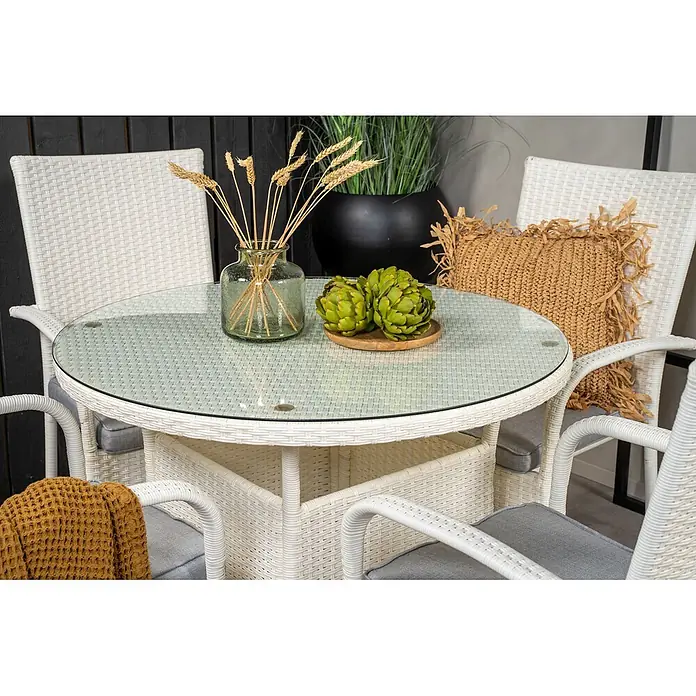 Ebuy24 Gartentisch-Set Volta - Gesamtumfang: 5 -tlg., L x B x H: 90 x 90 x 74 cm, Ø x H: 90 x 74 cm, Rattan, Stahl Aluminium, Glas, Klappbar - Weißes Polyrattan-Gartenset mit rundem Glastisch und Stühlen mit grauen Kissen, dekoriert mit Weizen und Artischocken.