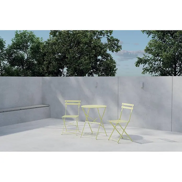 Ebuy24 Gartentisch-Set Tao - Gesamtumfang: 3 -tlg., L x B x H: 60 x 60 x 71 cm, Ø x H: 60 x 71 cm, Stahl, Stapelbar - Hellgelbe Outdoor-Bistro-Set mit rundem Tisch und zwei Klappstühlen auf einer Terrasse.