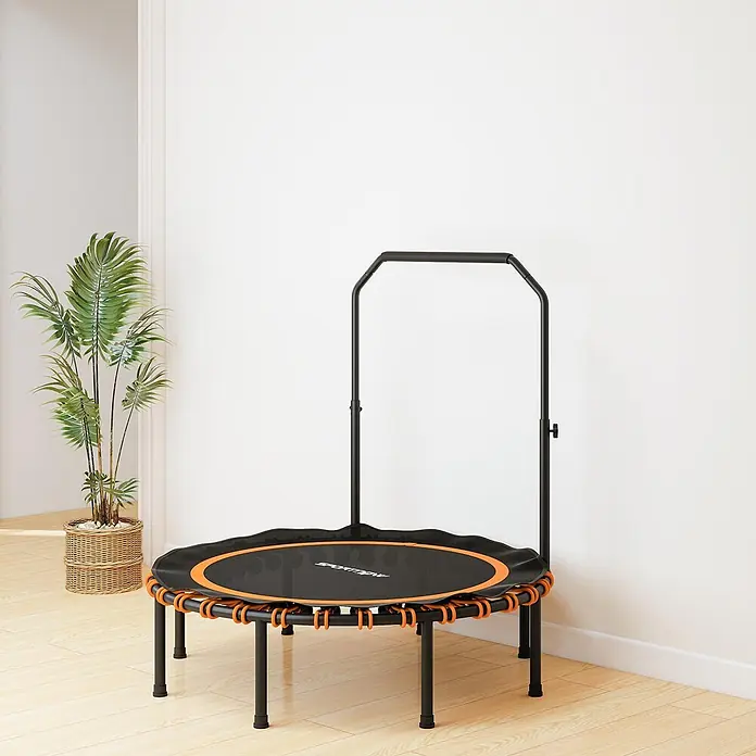 Sportnow Rebounder - Stahl, Schwarz, Orange - Ein schwarz-orangefarbenes Mini-Trampolin mit Haltestange, in einem hellen Raum auf hellem Holzboden stehend.