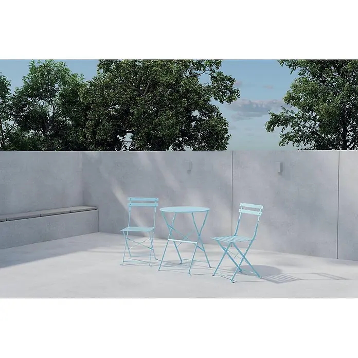 Ebuy24 Gartentisch-Set Tao - Gesamtumfang: 3 -tlg., L x B x H: 60 x 60 x 71 cm, Ø x H: 60 x 71 cm, Stahl, Stapelbar - Hellblauer Gartentisch aus Metall mit zwei passenden Stühlen auf einer modernen Terrasse.