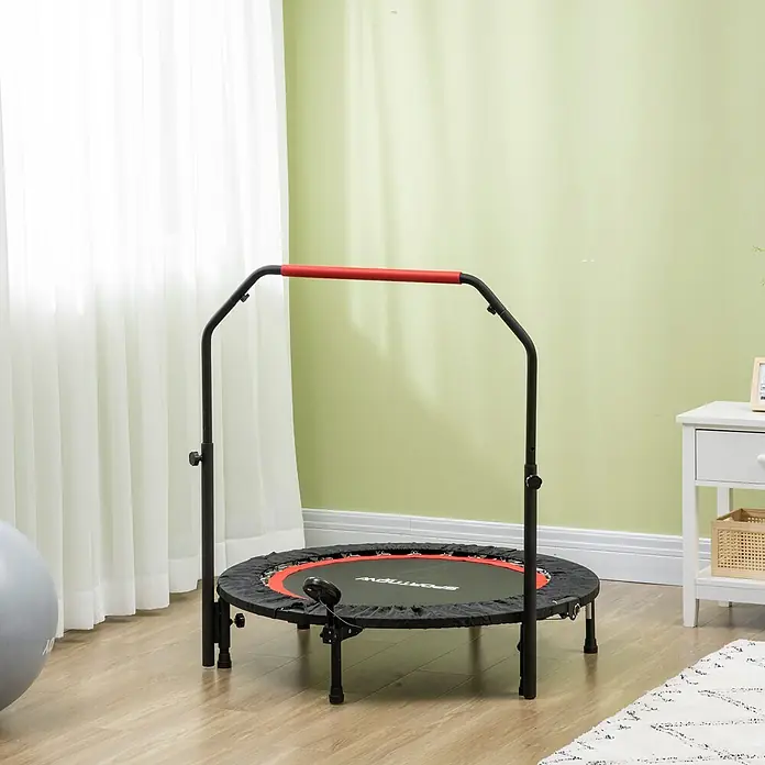 Sportnow Rebounder - Stahl, Schwarz - Ein schwarzes Mini-Trampolin mit roter Umrandung und einem rot gepolsterten, verstellbaren Haltegriff, drinnen für Fitness aufgebaut.