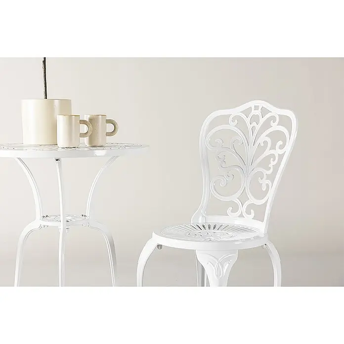 Ebuy24 Gartentisch-Set Nandin - Gesamtumfang: 3 -tlg., L x B x H: 60 x 60 x 73 cm, Ø x H: 60 x 73 cm, Aluminium, Stapelbar - Weißer Metall-Bistrotisch und passender, verzierter Stuhl mit Tassen.