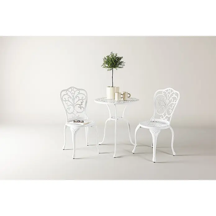Ebuy24 Gartentisch-Set Nandin - Gesamtumfang: 3 -tlg., L x B x H: 60 x 60 x 73 cm, Ø x H: 60 x 73 cm, Aluminium, Stapelbar - Weißes Metall-Bistro-Set: ein verzierter runder Tisch und zwei passende Stühle für draußen.