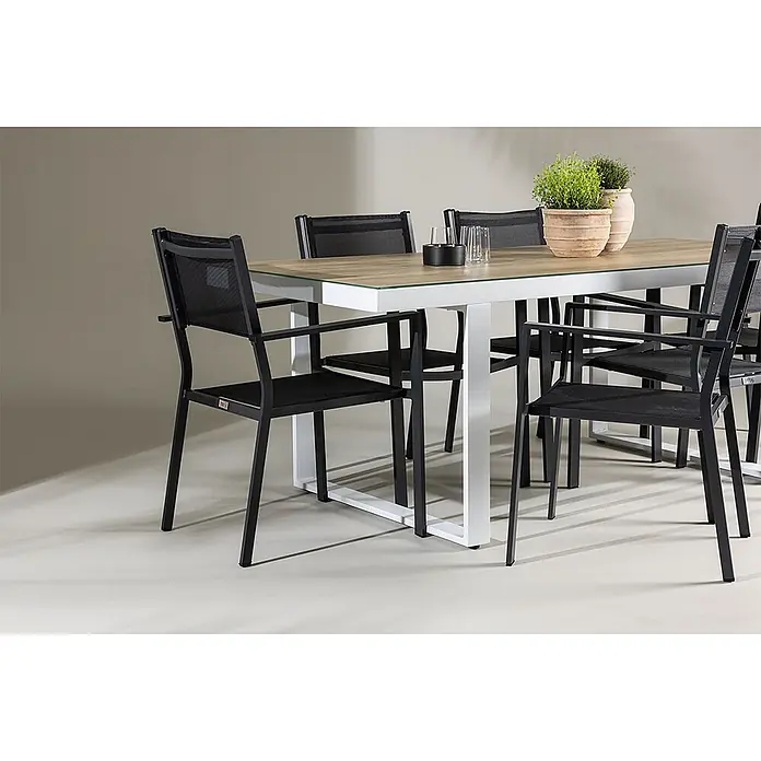 Ebuy24 Gartentisch-Set Merlo - Gesamtumfang: 7 -tlg., L x B x H: 90 x 200 x 75 cm, Ø x H: 90 x 75 cm, Aluminium Textil, Stapelbar - Garten-Essgruppe: rechteckiger Tisch mit heller Holzplatte, weißem Gestell und mehreren schwarzen Netzstühlen.