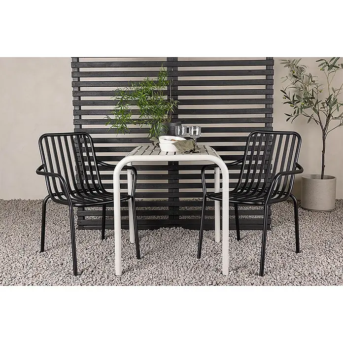 Ebuy24 Gartentisch-Set Borneo - Gesamtumfang: 3 -tlg., L x B x H: 70 x 70 x 75 cm, Ø x H: 70 x 75 cm, Aluminium, Stapelbar - Outdoor-Essgruppe mit weißem Metall-Lamellentisch und zwei schwarzen Metall-Lamellenstühlen auf Kiesterrasse.