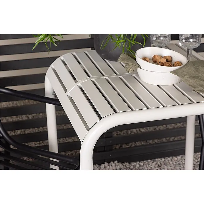 Ebuy24 Gartentisch-Set Borneo - Gesamtumfang: 3 -tlg., L x B x H: 70 x 70 x 75 cm, Ø x H: 70 x 75 cm, Aluminium, Stapelbar - Weißer Lamellen-Terrassentisch mit gebogenem Metallgestell.