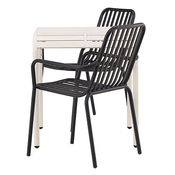 Ebuy24 Gartentisch-Set Borneo - Gesamtumfang: 3 -tlg., L x B x H: 70 x 70 x 75 cm, Ø x H: 70 x 75 cm, Aluminium, Stapelbar - Schwarze Lattenstühle mit Armlehnen und ein weißer Lattentisch, geeignet für den Außenbereich.