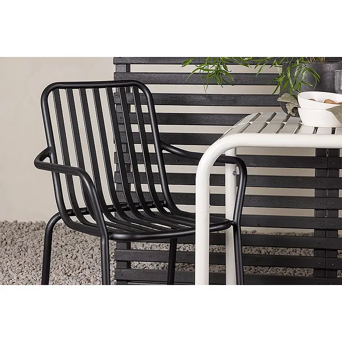 Ebuy24 Gartentisch-Set Borneo - Gesamtumfang: 3 -tlg., L x B x H: 70 x 70 x 75 cm, Ø x H: 70 x 75 cm, Aluminium, Stapelbar - Schwarzer Outdoor-Stuhl aus Metalllamellen und weißer Metalllamellentisch auf einer Terrasse.