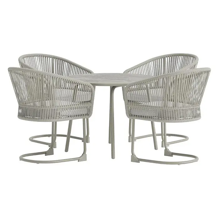 Ebuy24 Gartentisch-Set Tilos - Gesamtumfang: 5 -tlg., L x B x H: 90 x 90 x 71 cm, Ø x H: 90 x 71 cm, Stahl, Stapelbar - Helles graues Outdoor-Essset mit Rundtisch und vier geflochtenen Stühlen mit hellen Kissen.