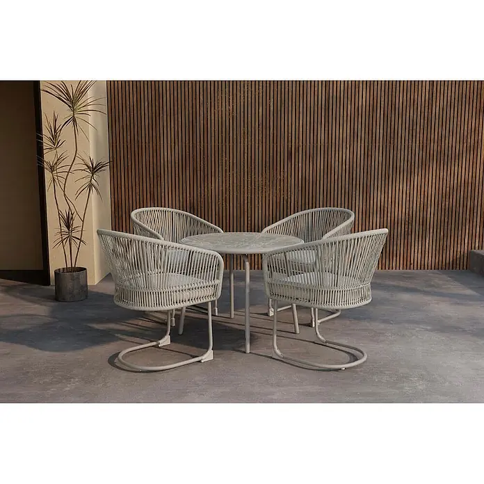 Ebuy24 Gartentisch-Set Tilos - Gesamtumfang: 5 -tlg., L x B x H: 90 x 90 x 71 cm, Ø x H: 90 x 71 cm, Stahl, Stapelbar - Hellgraue Outdoor-Essgruppe aus Geflecht mit rundem Tisch und vier Stühlen auf einer Terrasse.