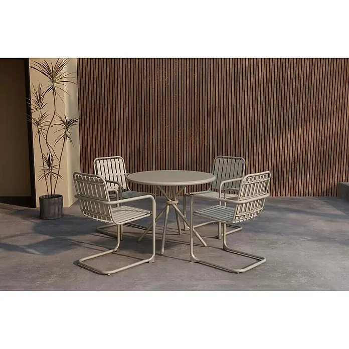 Ebuy24 Gartentisch-Set Chios - Gesamtumfang: 5 -tlg., L x B x H: 90 x 90 x 71 cm, Ø x H: 90 x 71 cm, Gehärtetes Glas, Stapelbar - Ein hellbeiges Metall-Gartenmöbelset mit Rundtisch und vier Lamellenstühlen auf einer Terrasse vor einer Holzwand.