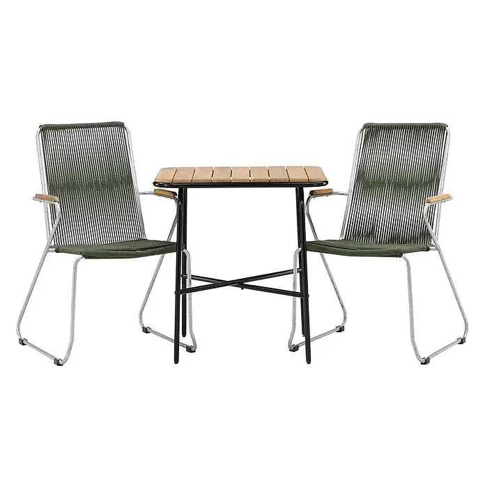 Ebuy24 Gartentisch-Set Holmbeck - Gesamtumfang: 3 -tlg., L x B x H: 70 x 88 x 74 cm, Ø x H: 88 x 74 cm, Stahl Akazie, Stapelbar - Bistro-Set für den Außenbereich mit zwei olivgrünen Seilstühlen mit silbernen Gestellen und einem Tisch mit heller Holzplatte und schwarzem Metallrahmen.