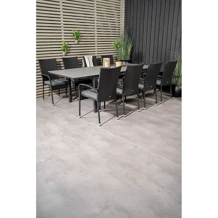 Ebuy24 Gartentisch-Set Levels - Gesamtumfang: 9 -tlg., L x B x H: 160 x 100 x 75 cm, Ø x H: 100 x 75 cm, Rattan, Stahl Aintwood, Aluminium, Stapelbar - Eine dunkelgraue Outdoor-Essgruppe mit rechteckigem Tisch und Korbstühlen mit Kissen, auf einer Terrasse arrangiert.