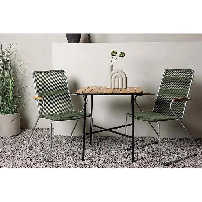 Ebuy24 Gartentisch-Set Holmbeck - Gesamtumfang: 3 -tlg., L x B x H: 70 x 88 x 74 cm, Ø x H: 88 x 74 cm, Stahl Akazie, Stapelbar - Zwei grüne geflochtene Stühle mit Metallgestell und ein Holztisch, auf einem Kiespatio platziert.