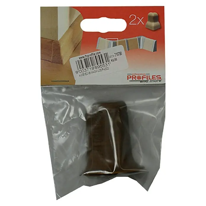 Profiles and more Außenecke KU050 - Nuss, 2 Stk. - Eine Packung mit zwei braunen Profilen für Möbel, verpackt in einer transparenten Plastiktüte mit braunem Kartonaufhänger.