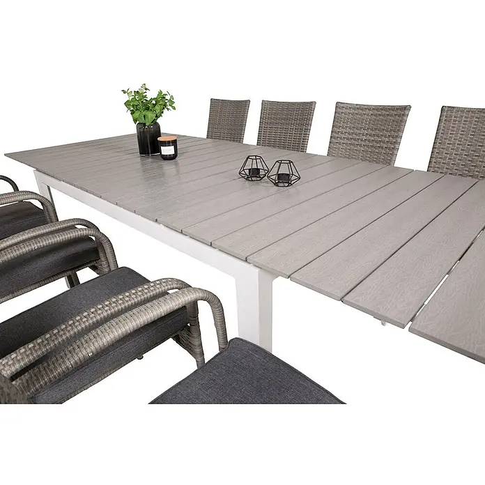 Ebuy24 Gartentisch-Set Levels - Gesamtumfang: 9 -tlg., L x B x H: 100 x 160 x 75 cm, Ø x H: 100 x 75 cm, Rattan, Stahl Aintwood, Aluminium, Stapelbar - Gartentisch mit hellgrauer Lattenplatte und weißem Gestell, umgeben von grauen Rattanstühlen mit anthrazitfarbenen Kissen.