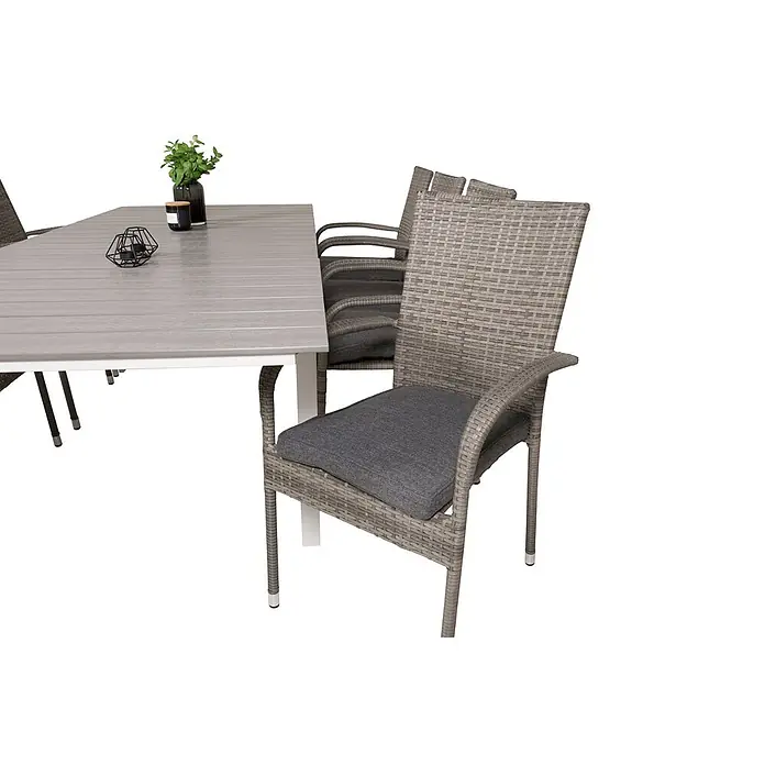 Ebuy24 Gartentisch-Set Levels - Gesamtumfang: 9 -tlg., L x B x H: 100 x 160 x 75 cm, Ø x H: 100 x 75 cm, Rattan, Stahl Aintwood, Aluminium, Stapelbar - Gartensitzgruppe mit grauem Latten-Tisch und weißen Beinen, dazu graue Korbstühle mit dunkelgrauen Kissen.
