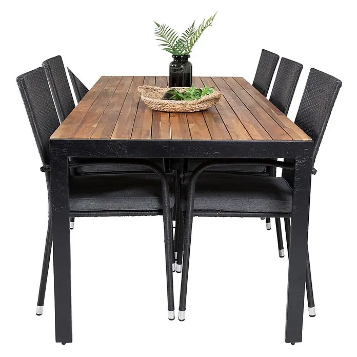 Ebuy24 Gartentisch-Set Bois - Gesamtumfang: 7 -tlg., L x B x H: 205 x 90 x 76 cm, Ø x H: 90 x 76 cm, Rattan, Stahl Akazie, Aluminium, Stapelbar - Eine Outdoor-Essgruppe mit Lattenholztisch, schwarzem Metallrahmen und sechs schwarzen geflochtenen Stühlen mit grauen Kissen.