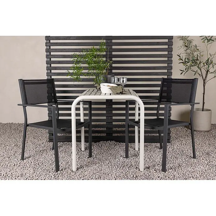Ebuy24 Gartentisch-Set Borneo - Gesamtumfang: 3 -tlg., L x B x H: 70 x 70 x 75 cm, Ø x H: 70 x 75 cm, Textil Aluminum, Stapelbar - Outdoor-Essgruppe mit weißem Lamellentisch und zwei dunkelgrauen Netzstühlen auf einer Kiesterrasse.