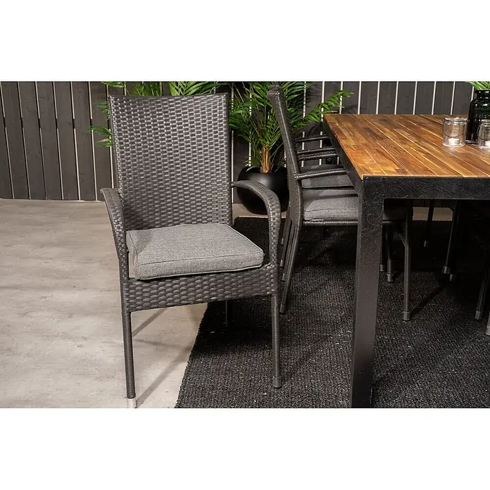 Ebuy24 Gartentisch-Set Bois - Gesamtumfang: 7 -tlg., L x B x H: 205 x 90 x 76 cm, Ø x H: 90 x 76 cm, Rattan, Stahl Akazie, Aluminium, Stapelbar - Dunkelgrauer Rattan-Gartenstuhl mit grauem Kissen, Teil eines Outdoor-Esssets.