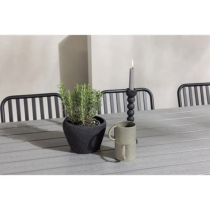 Ebuy24 Gartentisch-Set Garcia - Gesamtumfang: 7 -tlg., L x B x H: 200 x 100 x 74 cm, Ø x H: 100 x 74 cm, Aintwood Aluminium, Stapelbar - Grauer Lamellen-Outdoor-Tisch mit Rosmarinpflanze, Kerze im schwarzen Halter und zwei gestapelten beigen Bechern.