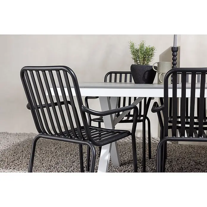 Ebuy24 Gartentisch-Set Garcia - Gesamtumfang: 7 -tlg., L x B x H: 200 x 100 x 74 cm, Ø x H: 100 x 74 cm, Aintwood Aluminium, Stapelbar - Schwarze Metall-Gartenstühle mit Lattenrost-Design und Armlehnen, gruppiert um einen Esstisch.
