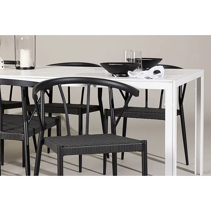 Ebuy24 Gartentisch-Set Break - Gesamtumfang: 7 -tlg., L x B x H: 205 x 90 x 75 cm, Ø x H: 90 x 75 cm, Aintwood Aluminium Korbmöbel, Stapelbar - Weißer Lamellentisch mit schwarzen Stühlen mit geflochtenen Sitzen, gedeckt für eine Mahlzeit.