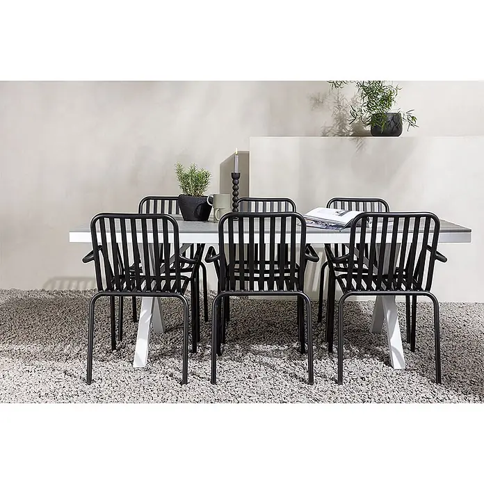 Ebuy24 Gartentisch-Set Garcia - Gesamtumfang: 7 -tlg., L x B x H: 200 x 100 x 74 cm, Ø x H: 100 x 74 cm, Aintwood Aluminium, Stapelbar - Gartenset: heller Tisch mit sechs schwarzen Metalllamellenstühlen auf Kies, dekoriert mit Pflanzen und einer Kerze.