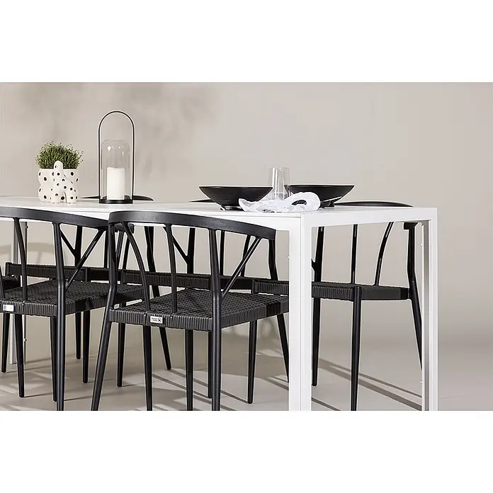 Ebuy24 Gartentisch-Set Break - Gesamtumfang: 7 -tlg., L x B x H: 205 x 90 x 75 cm, Ø x H: 90 x 75 cm, Aintwood Aluminium Korbmöbel, Stapelbar - Weißer Esstisch mit schwarzen geflochtenen Stühlen für eine Mahlzeit gedeckt.