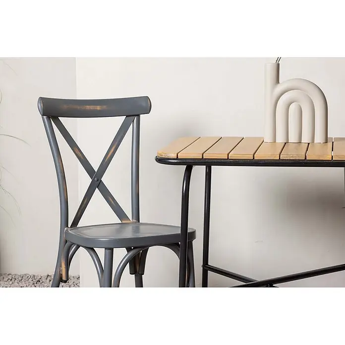 Ebuy24 Gartentisch-Set Holmbeck - Gesamtumfang: 3 -tlg., L x B x H: 70 x 88 x 74 cm, Ø x H: 88 x 74 cm, Aluminium Akazie, Stapelbar - Abgenutzter dunkelgrauer Bistrostuhl und schwarzer Metalltisch mit heller Holzlattenplatte.