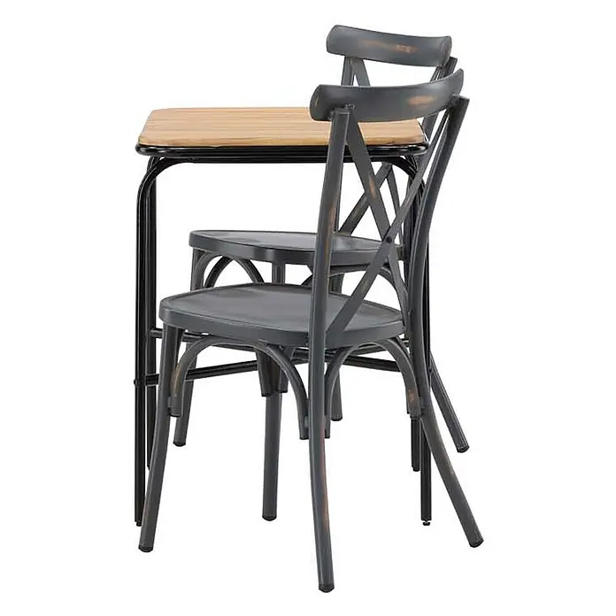 Ebuy24 Gartentisch-Set Holmbeck - Gesamtumfang: 3 -tlg., L x B x H: 70 x 88 x 74 cm, Ø x H: 88 x 74 cm, Aluminium Akazie, Stapelbar - Esstisch-Set: quadratischer Tisch mit heller Holzplatte und schwarzem Metallrahmen, zwei distressed dunkelgraue Metallstühle mit X-Rücken, einer untergeschoben.