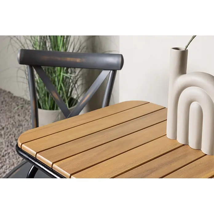 Ebuy24 Gartentisch-Set Holmbeck - Gesamtumfang: 3 -tlg., L x B x H: 70 x 88 x 74 cm, Ø x H: 88 x 74 cm, Aluminium Akazie, Stapelbar - Holztisch mit Lattenplatte und schwarz distressed Stuhl mit X-Rückenlehne, ideal für ein stilvolles Outdoor-Bistro-Set.