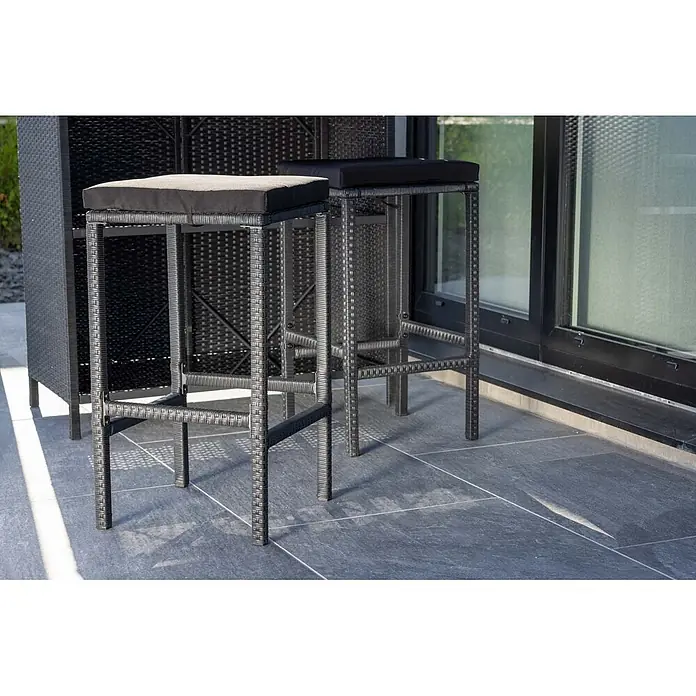 Ebuy24 Gartentisch-Set Knock - Gesamtumfang: 3 -tlg., L x B x H: 60 x 100 x 105 cm, Ø x H: 60 x 105 cm, Korbmöbel, Stapelbar - Zwei schwarze Barhocker in Rattanoptik mit Kissen, ideal für eine Outdoor-Bar oder Terrasse.