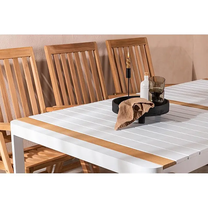 Ebuy24 Gartentisch-Set Togo - Gesamtumfang: 7 -tlg., L x B x H: 200 x 75 x 100 cm, Ø x H: 200 x 100 cm, Tisch: Aluminum,Teak Stuhl: Teak, Stapelbar - Weißer Gartentisch mit Holzakzenten und passenden Holzstühlen, dekoriert mit Dekoartikeln.